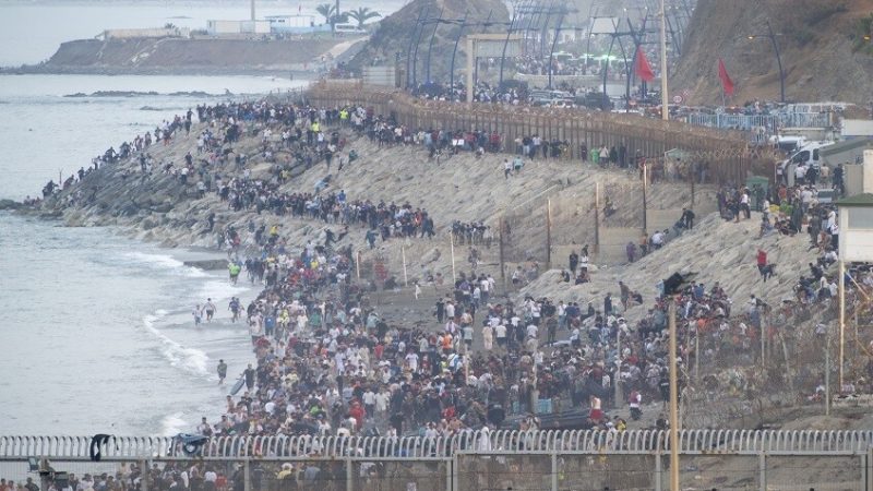دعوات عبر منصات التواصل تعيد الترويج لمحاولات عبور جماعي نحو سبتة وسط تحذيرات من “التحريض الرقمي”