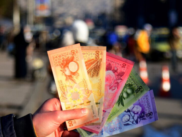 مصرف سوريا المركزي يمدد مدة سحب العملة السورية القديمة في محافظات دير الزور والرقة والحسكة