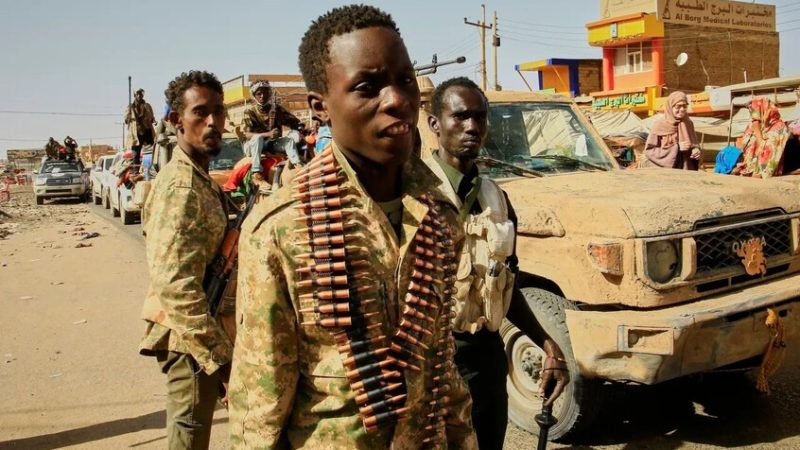 الجيش السوداني يضبط أكثر من 1300 طن من الأسلحة ويقتل قائدا في “الدعم السريع”