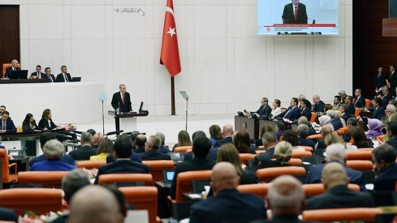 البرلمان التركي يتسلم مشروع “قانون التضامن الوطني”.. ومعارضة حادة من حزب “الجيد”