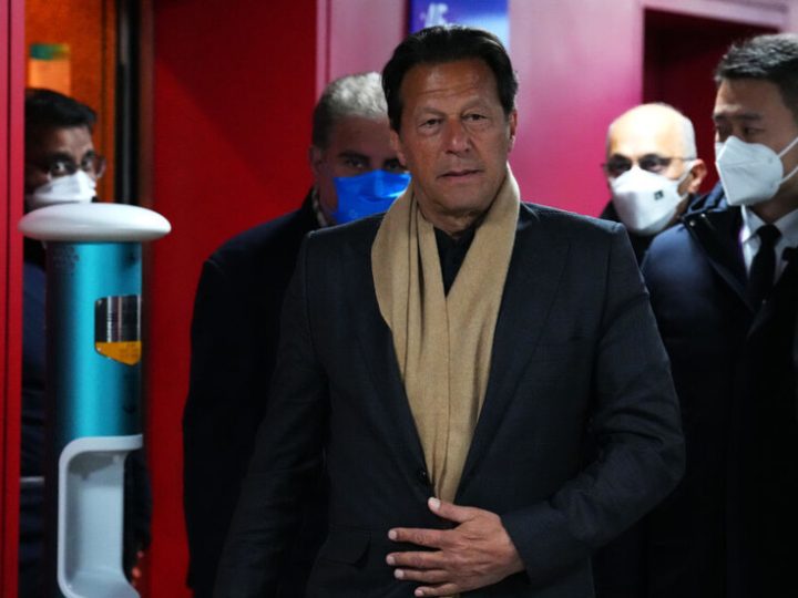 نجلا عمران خان يحذران من تدهور صحة والدهما ويتهمان السلطات بمنعهما من زيارته