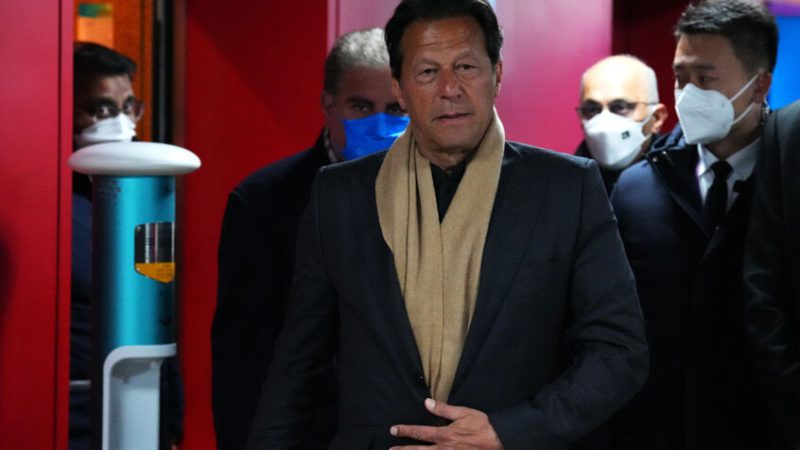 نجلا عمران خان يحذران من تدهور صحة والدهما ويتهمان السلطات بمنعهما من زيارته