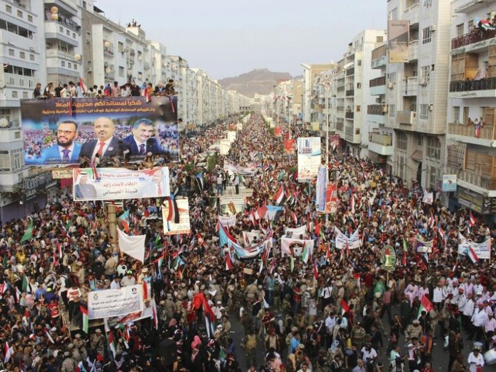 اليمن.. أزمات معيشية متفاقمة وغضب شعبي يضع حكومة عدن وحلفاءها تحت الضغط