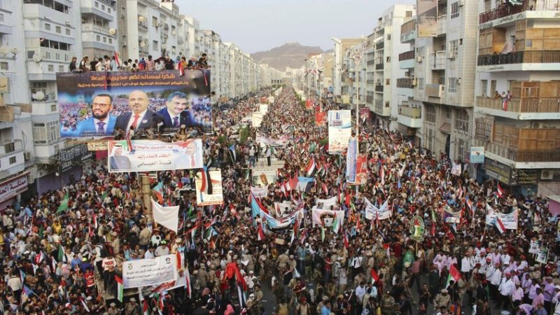 اليمن.. أزمات معيشية متفاقمة وغضب شعبي يضع حكومة عدن وحلفاءها تحت الضغط