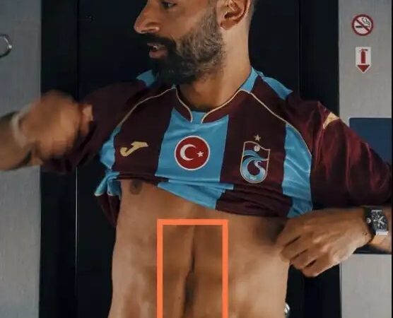 صورة لبطن محمد صلاح تثير الجدل (صورة)