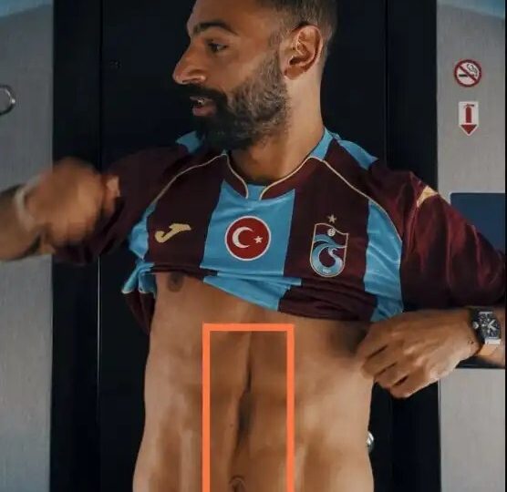 صورة لبطن محمد صلاح تثير الجدل (صورة)