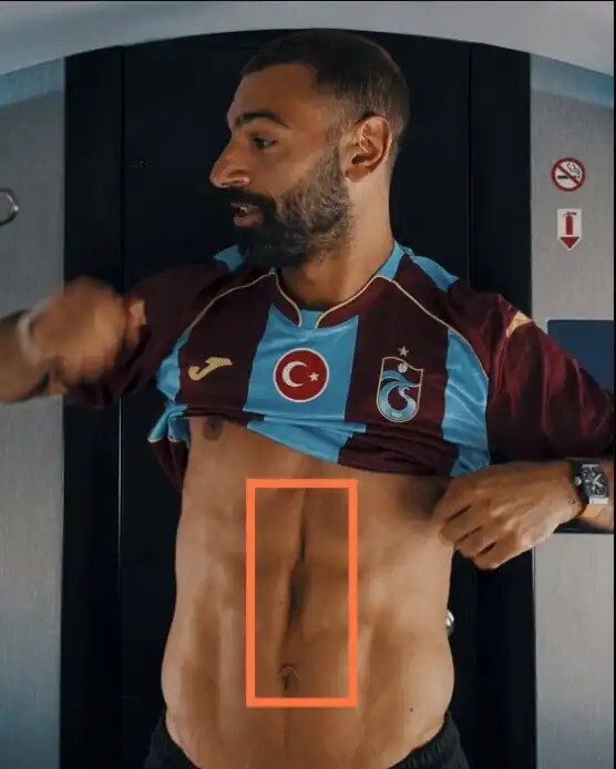 صورة لبطن محمد صلاح تثير الجدل (صورة)