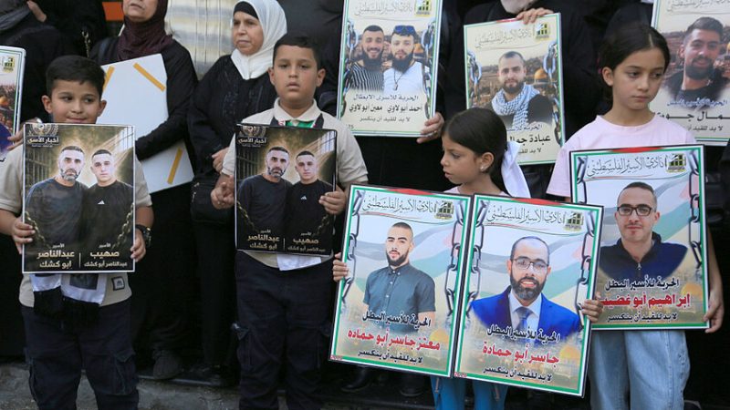 مكتب إعلام الأسرى: السلطات الإسرائيلية لا تكشف عن العدد الكامل للمعتقلين من غزة