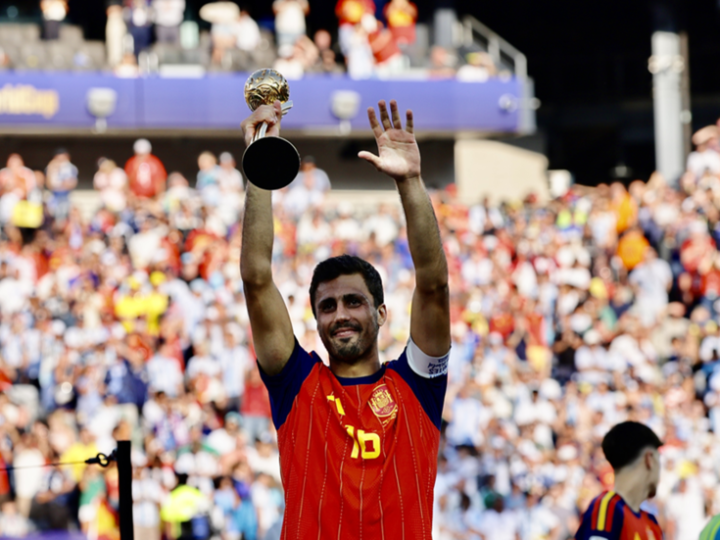 مانشستر سيتي يحسم موقفه من عرض برشلونة للتعاقد مع رودري