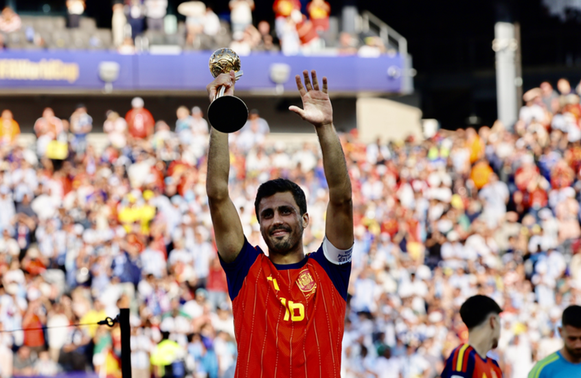 مانشستر سيتي يحسم موقفه من عرض برشلونة للتعاقد مع رودري