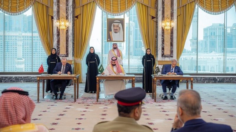 لماذا غابت مصر عن اتفاقية مكة للدفاع المشترك؟.. خبراء يفسرون لـRT حسابات القاهرة