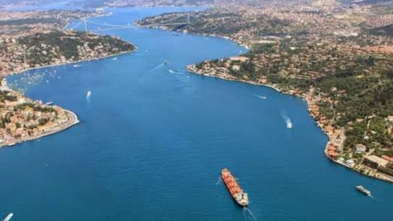 “بلومبيرغ”: تركيا تبدأ بتقييد عبور السفن في البحر الأسود