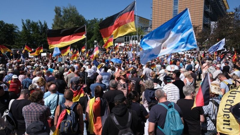 آلاف الأشخاص يتظاهرون بشرق ألمانيا للمطالبة باستقالة الحكومة وإجراء انتخابات مبكرة (فيديو)