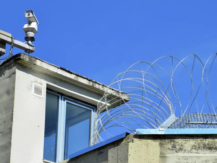 رقم قياسي للعائدين إلى السجون البريطانية يثير مخاوف من الاكتظاظ