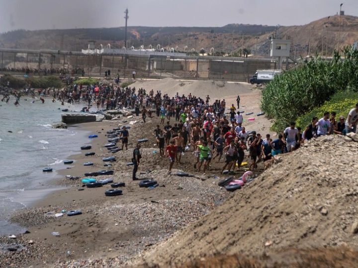 وزير العدل المغربي يطالب بعودة القاصرين المغاربة ويحمل إسبانيا المسؤولية