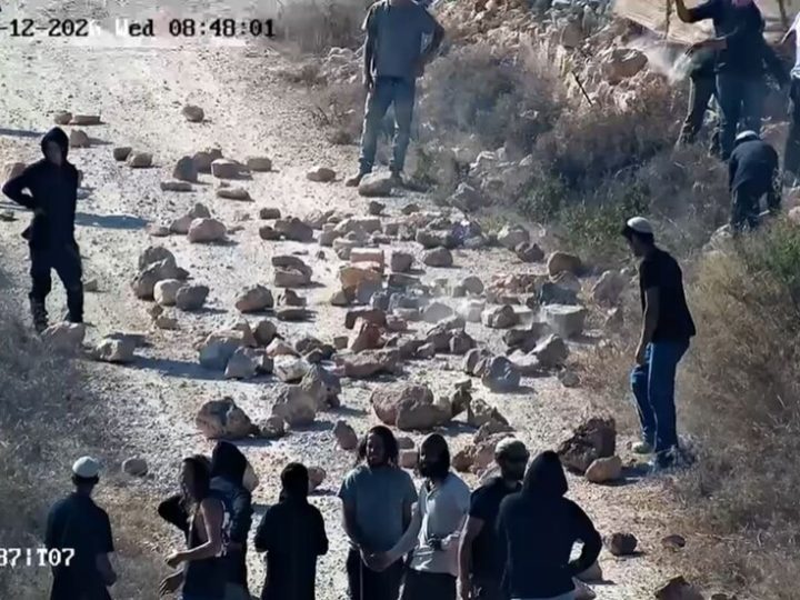 اشتباكات بين مستوطنين والجيش الإسرائيلي بعد إخلاء بؤرة استيطانية (فيديو)