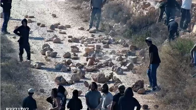 اشتباكات بين مستوطنين والجيش الإسرائيلي بعد إخلاء بؤرة استيطانية (فيديو)