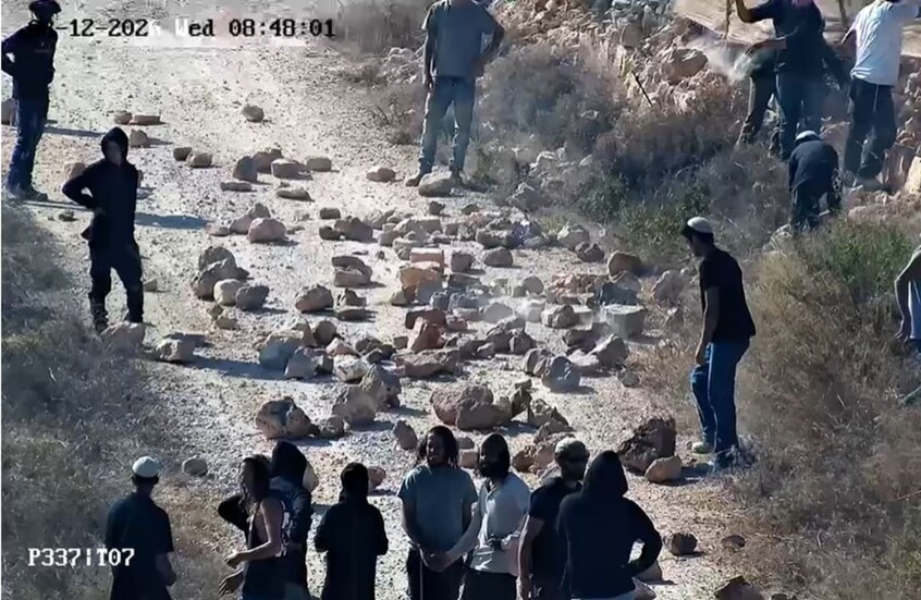 اشتباكات بين مستوطنين والجيش الإسرائيلي بعد إخلاء بؤرة استيطانية (فيديو)
