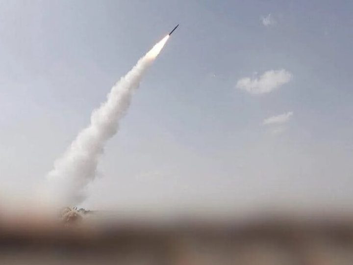 إعلام: هجوم حوثي جديد بصاروخين باليستيين يستهدف ميناء المخا اليمني