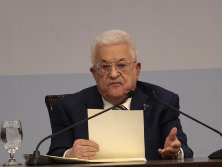محمود عباس: نحن باقون على أرضنا ولن نقبل بالتهجير ولا بسرقة الأرض الفلسطينية المحتلة