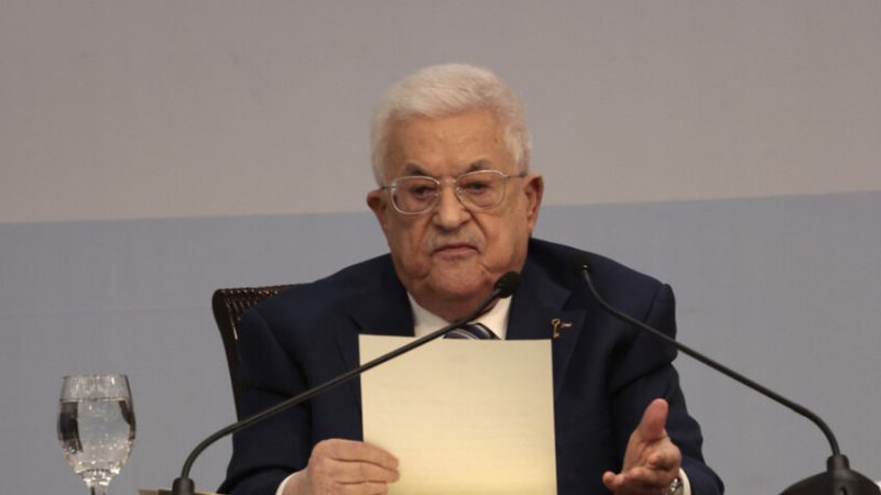 محمود عباس: نحن باقون على أرضنا ولن نقبل بالتهجير ولا بسرقة الأرض الفلسطينية المحتلة