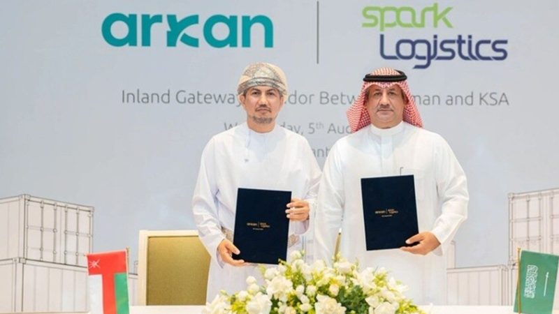 توقيع اتفاقية استراتيجية بين السعودية وسلطنة عُمان لإطلاق ممر بري عبر الربع الخالي