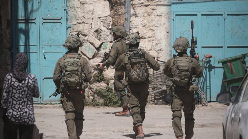 إسرائيل تغتال مدير شرطة محافظة غزة وتقتل فلسطينيا في خانيونس وسط تحذيرات من عودة سياسة الاغتيالات