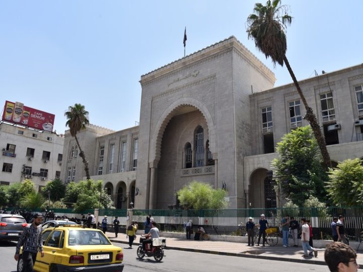 مصادر: ضابط من عهد الأسد يعود “حرا” إلى سوريا بعد إدانته في النمسا