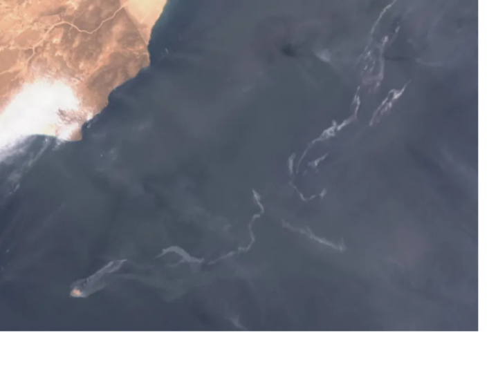 ظهور بقعتي نفط في الخليج وتزايد خطر كارثة بيئية بعد تسرب قبالة عُمان