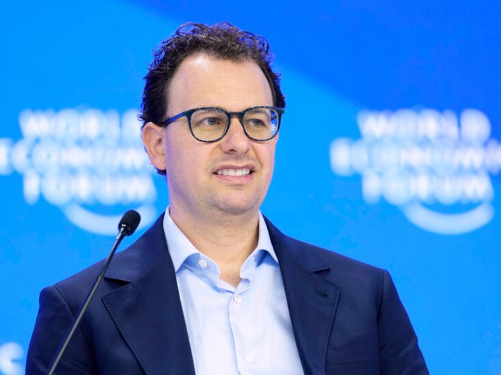 مفاجآت عن زوجة رئيس “أنثروبيك”.. مشروع إباحي وعلاقة بإبستين ونفوذ خلف كواليس “كلود”