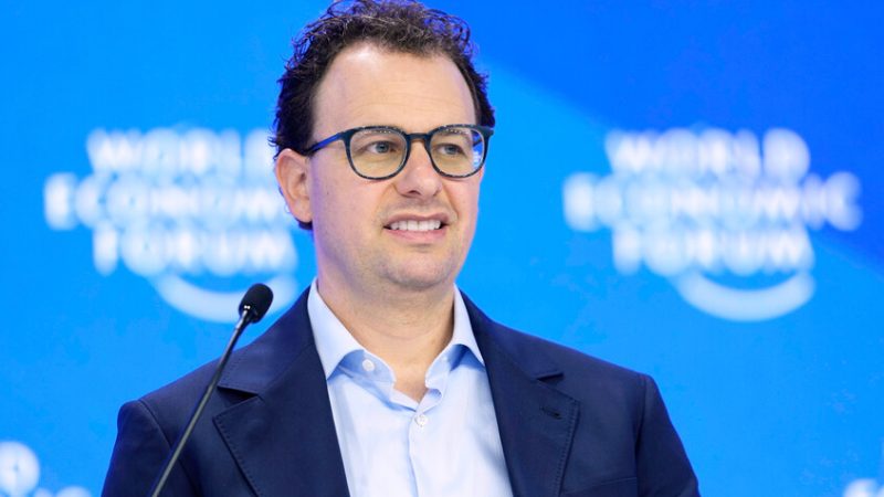 مفاجآت عن زوجة رئيس “أنثروبيك”.. مشروع إباحي وعلاقة بإبستين ونفوذ خلف كواليس “كلود”