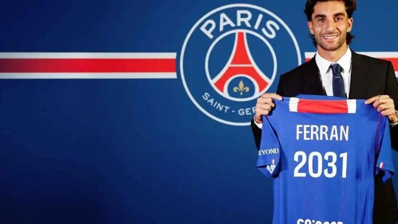 رسميا.. برشلونة يعلن رحيل فيران تورسي إلى باريس سان جيرمان