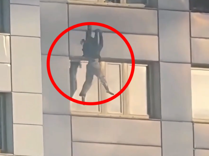 مشهد يحبس الأنفاس.. امرأة تهرب من حريق هائل بالقفز من نافذة الطابق11 (فيديو)