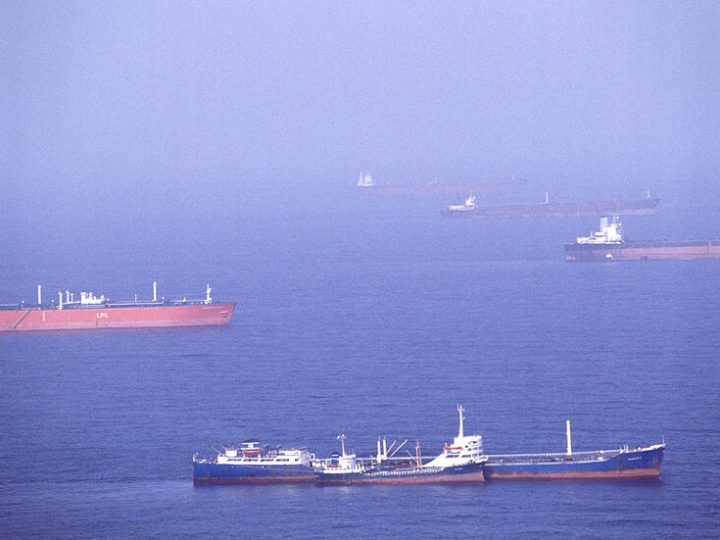 “بلومبرغ”: تدفقات نفطية خفية عبر هرمز تكبح أسعار الخام
