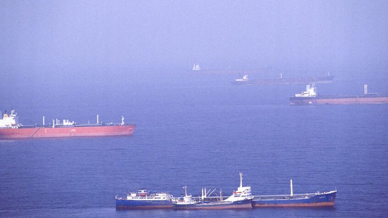 “بلومبرغ”: تدفقات نفطية خفية عبر هرمز تكبح أسعار الخام