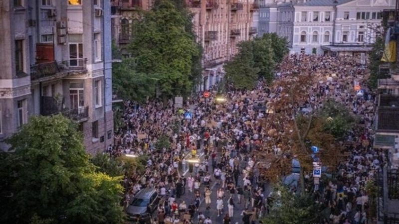كييف.. انطلاق مسيرة جديدة مؤيدة لوزير الدفاع المقال فيدوروف (فيديو)