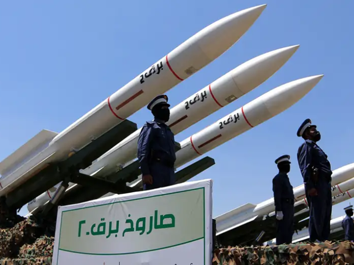 اليمن.. الحوثيون يطلقون 5 صواريخ باليستية باتجاه باب المندب