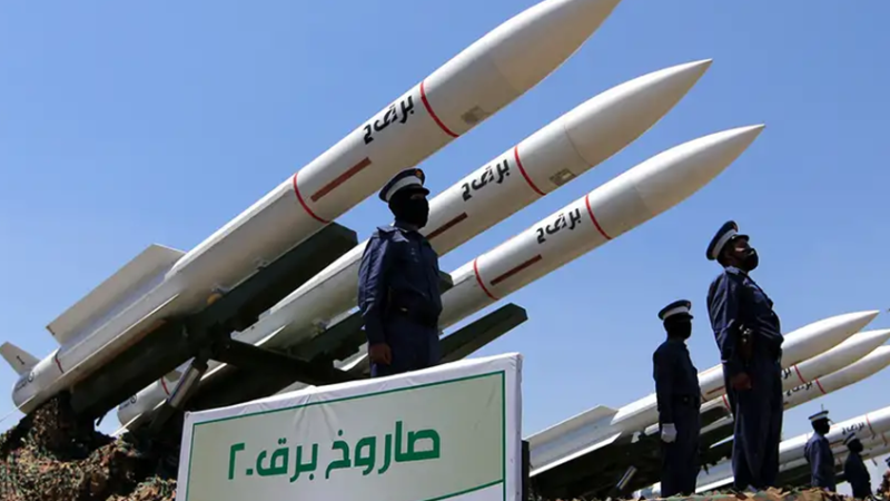اليمن.. الحوثيون يطلقون 5 صواريخ باليستية باتجاه باب المندب