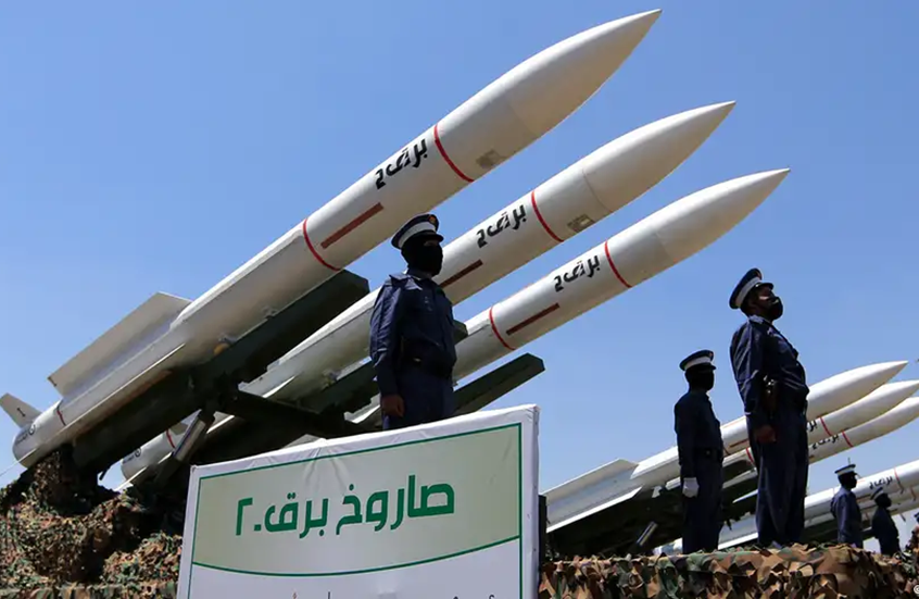 اليمن.. الحوثيون يطلقون 5 صواريخ باليستية باتجاه باب المندب