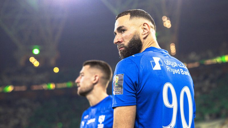 عقبة مالية تهدد رحيل بنزيما عن الهلال.. وهداف البريميرليغ في الانتظار