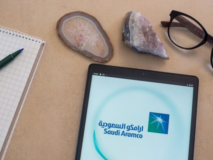 مصادر: “أرامكو” تعرض النفط للبيع خارج مضيق هرمز