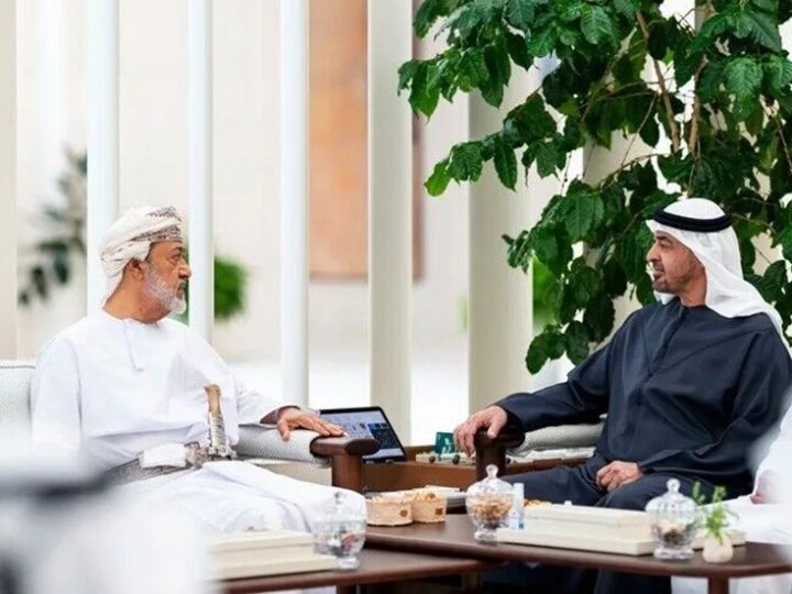رئيس الإمارات وسلطان عُمان يبحثان التطورات في الشرق الأوسط وسبل تعزيز الاستقرار الإقليمي