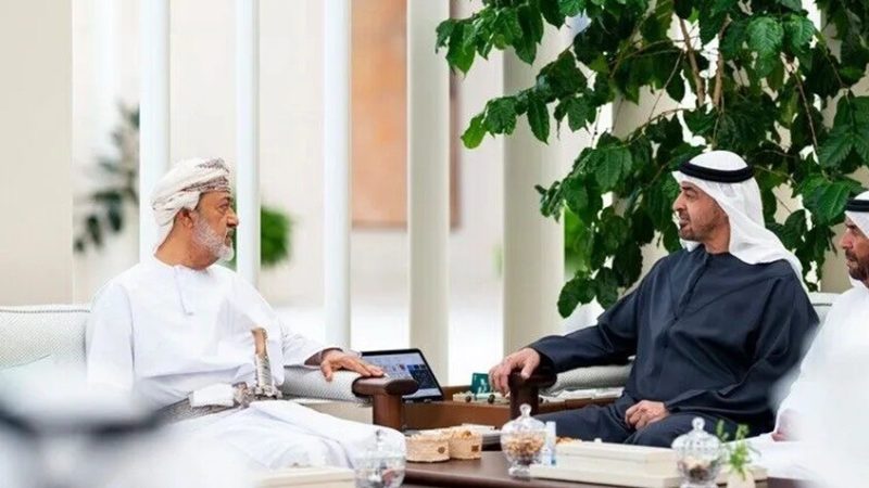 رئيس الإمارات وسلطان عُمان يبحثان التطورات في الشرق الأوسط وسبل تعزيز الاستقرار الإقليمي