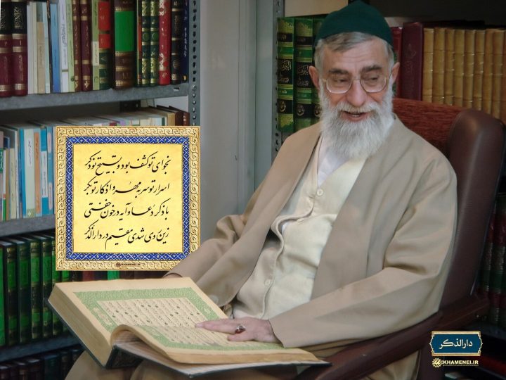 صورة تعرض لأول مرة للمرشد الإيراني الراحل علي خامنئي وهو يتلو القرآن الكريم في مكتبته الخاصة (صورة)