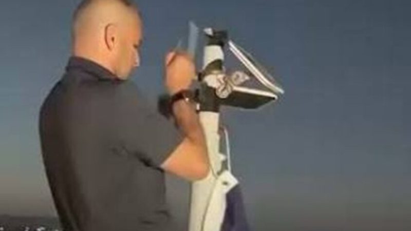 فلسطيني أمريكي يرفع العلم الأمريكي فوق منزله في قصرة لمواجهة حصار المستوطنين (فيديو)