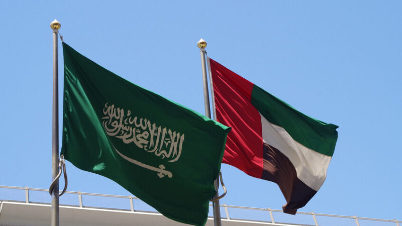 “رويترز”: السعودية تفرض رقابة مشددة على التحويلات للإمارات