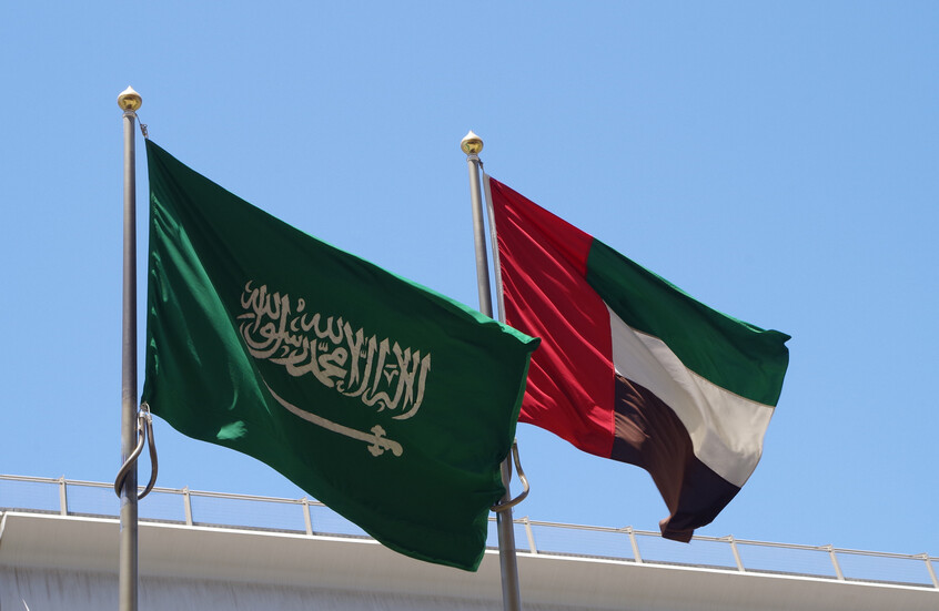 “رويترز”: السعودية تفرض رقابة مشددة على التحويلات للإمارات