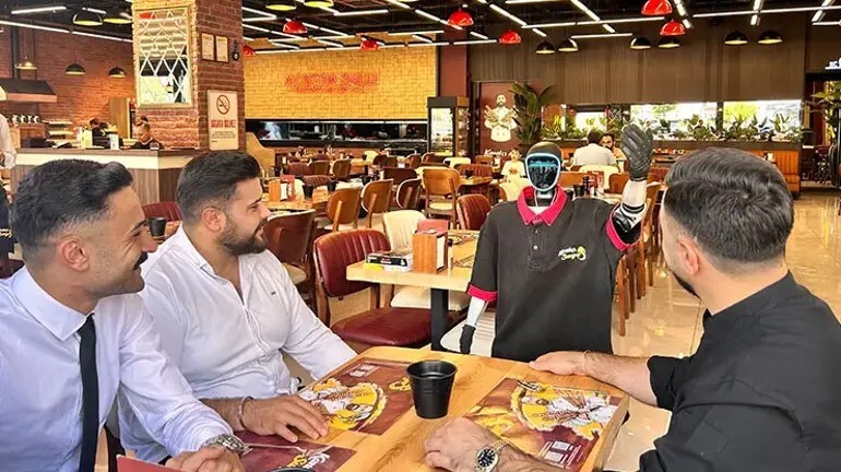 نادل آلي في أنقرة يعلن “الإضراب”.. ويطالب بإجازة نهاية أسبوع كاملة! (صور +فيديو)