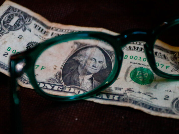 الدولار عند أدنى مستوى في عدة أشهر