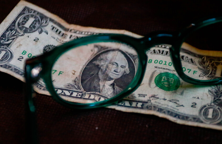 الدولار عند أدنى مستوى في عدة أشهر